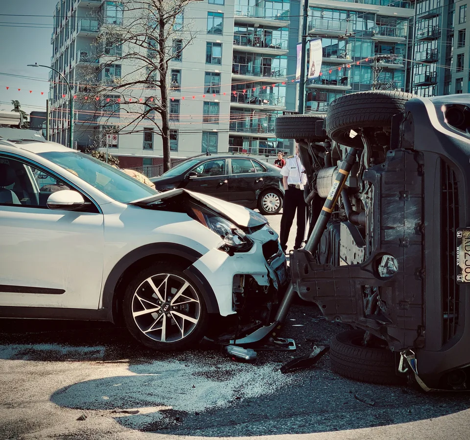 Conducteur presentant un dossier auto complexe a un conseiller specialise