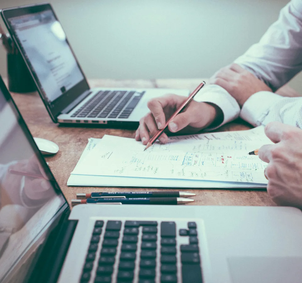 Conseillere en assurance accompagnant un couple dans un echange personnalise