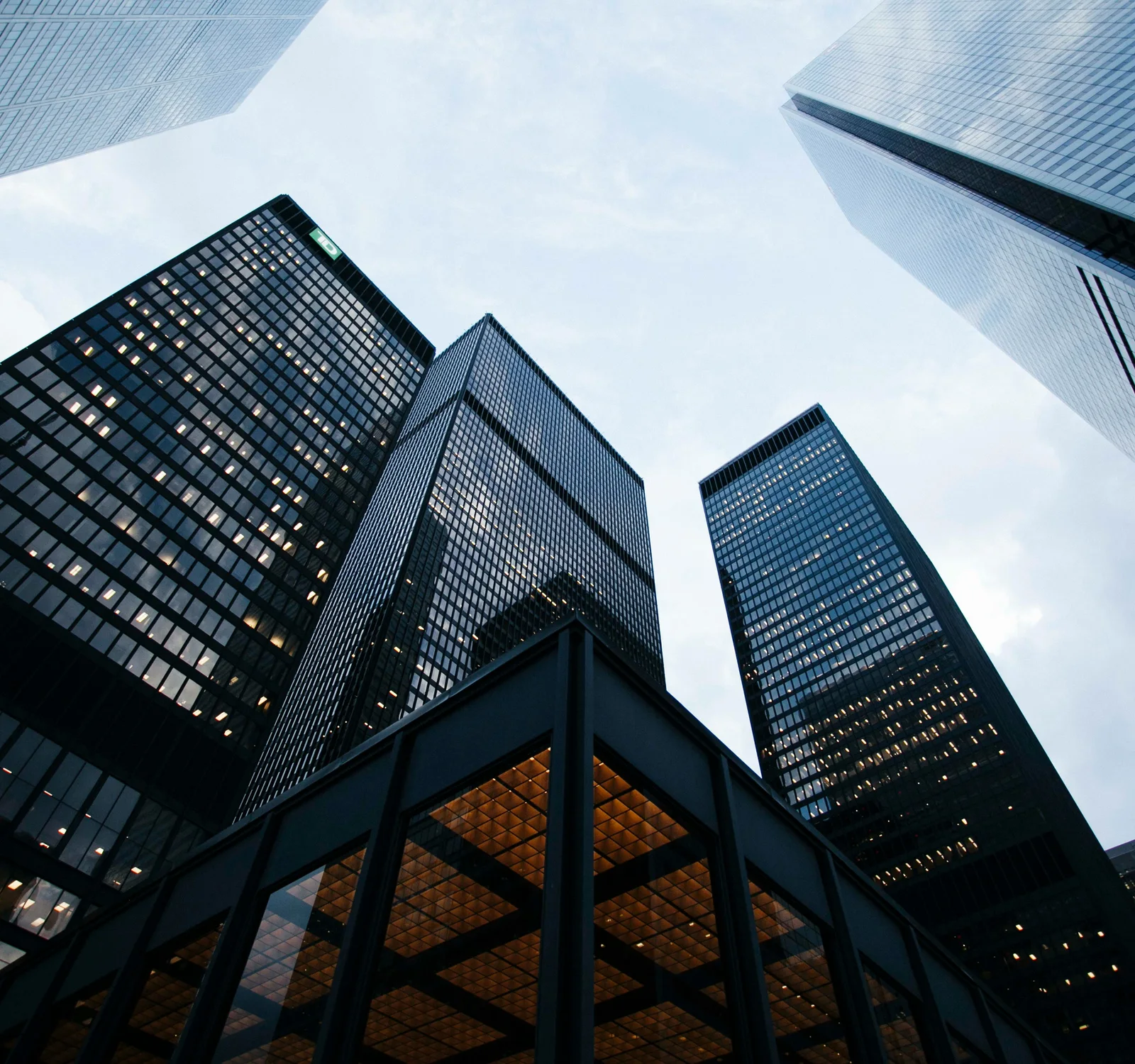 Equipe de conseillers preparant un accompagnement d'assurance personnalise